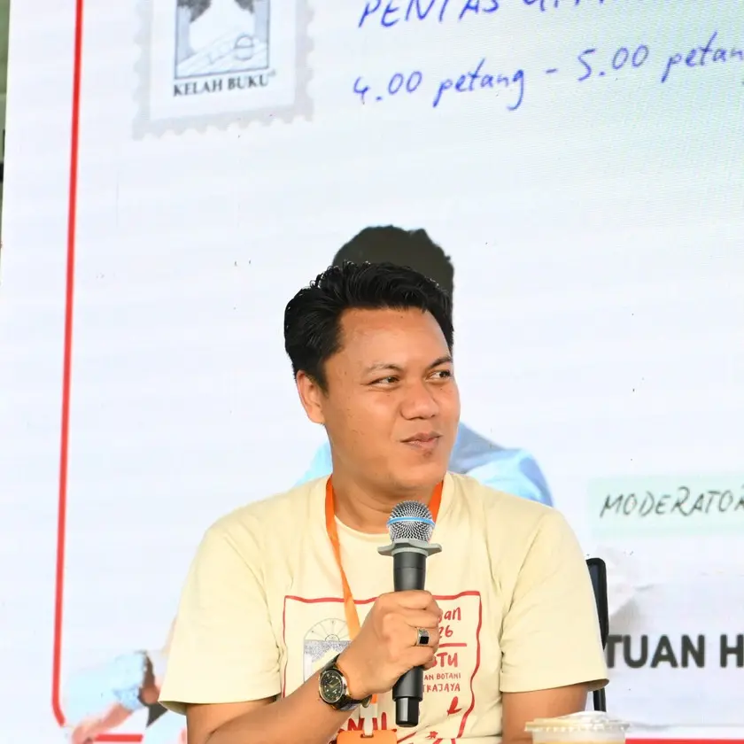 Hafiz Latiff memegang mikrofon semasa sesi bual bicara di pentas utama Kelah Buku.