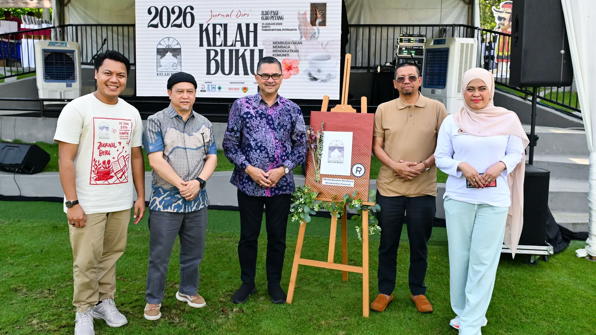 Enam orang bergambar bersama di hadapan papan tanda Kelah Buku di pentas.